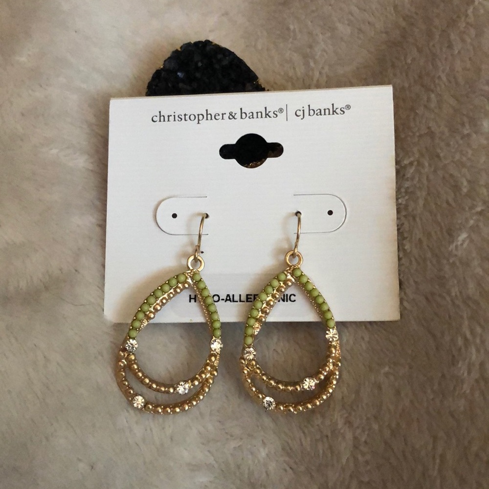 Very cute 🥰 gold dangle earrings